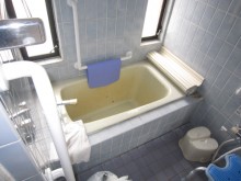 吹き抜け天井に木の梁で作ったオリジナル照明